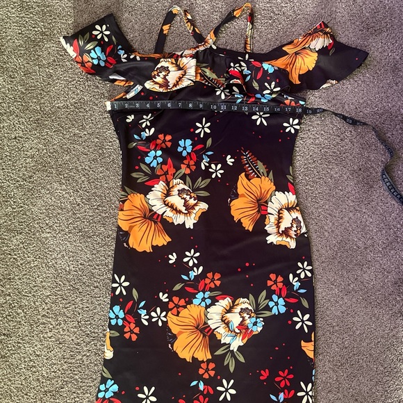 Elegant Black Floral Off Shoulder Dress - Picture 6 of 7